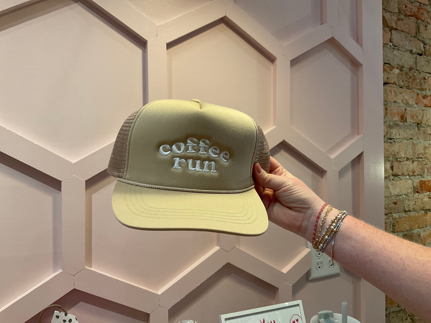 Coffee run trucker beige