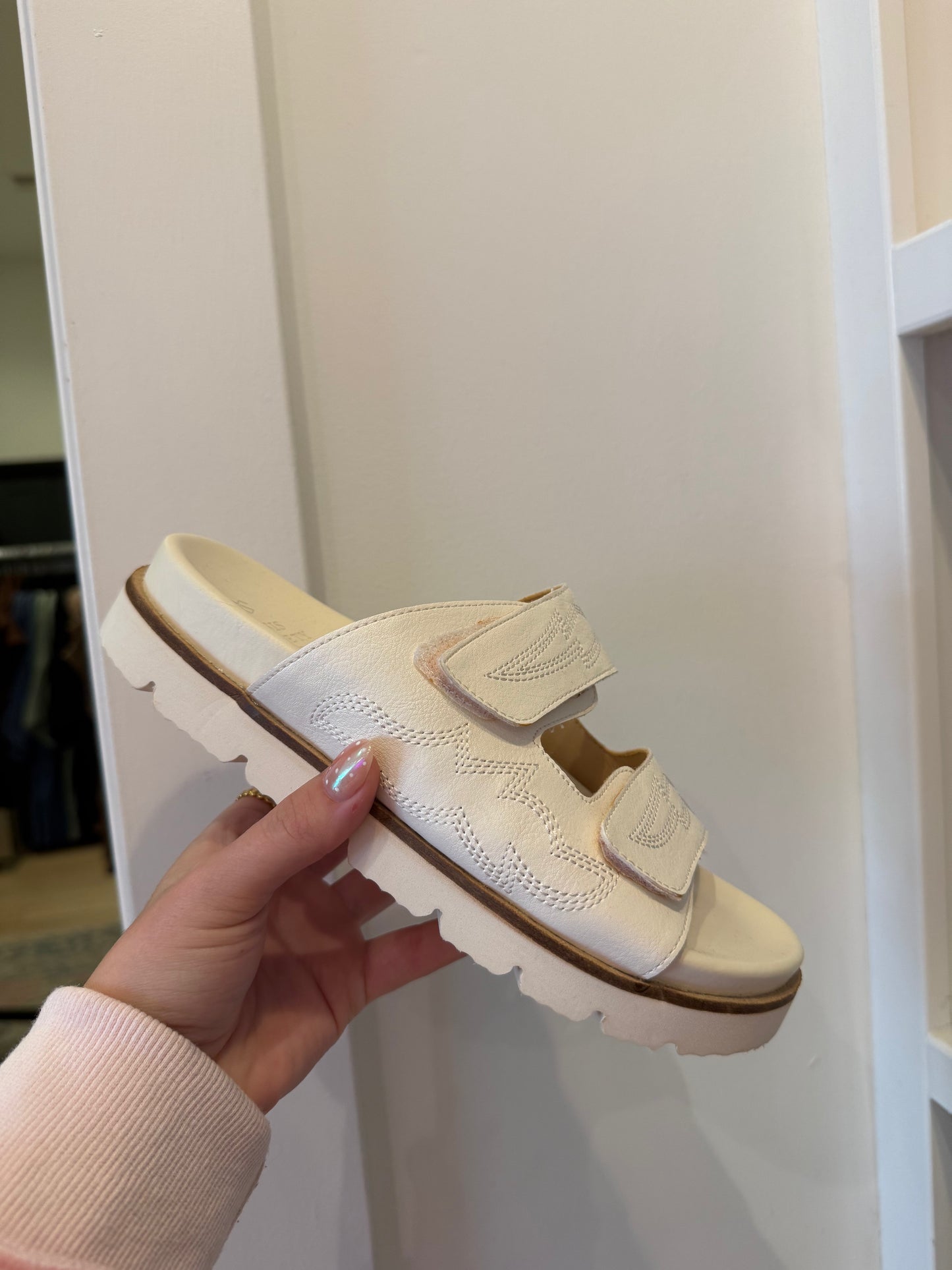Layla slide white