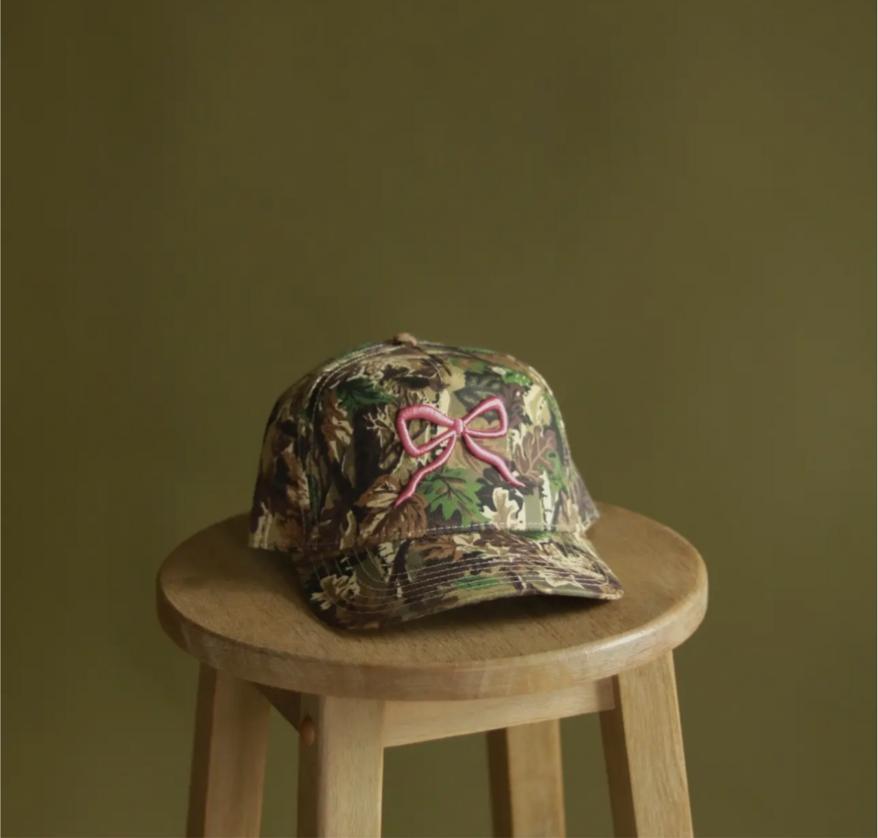 Camo pink bow trucker
