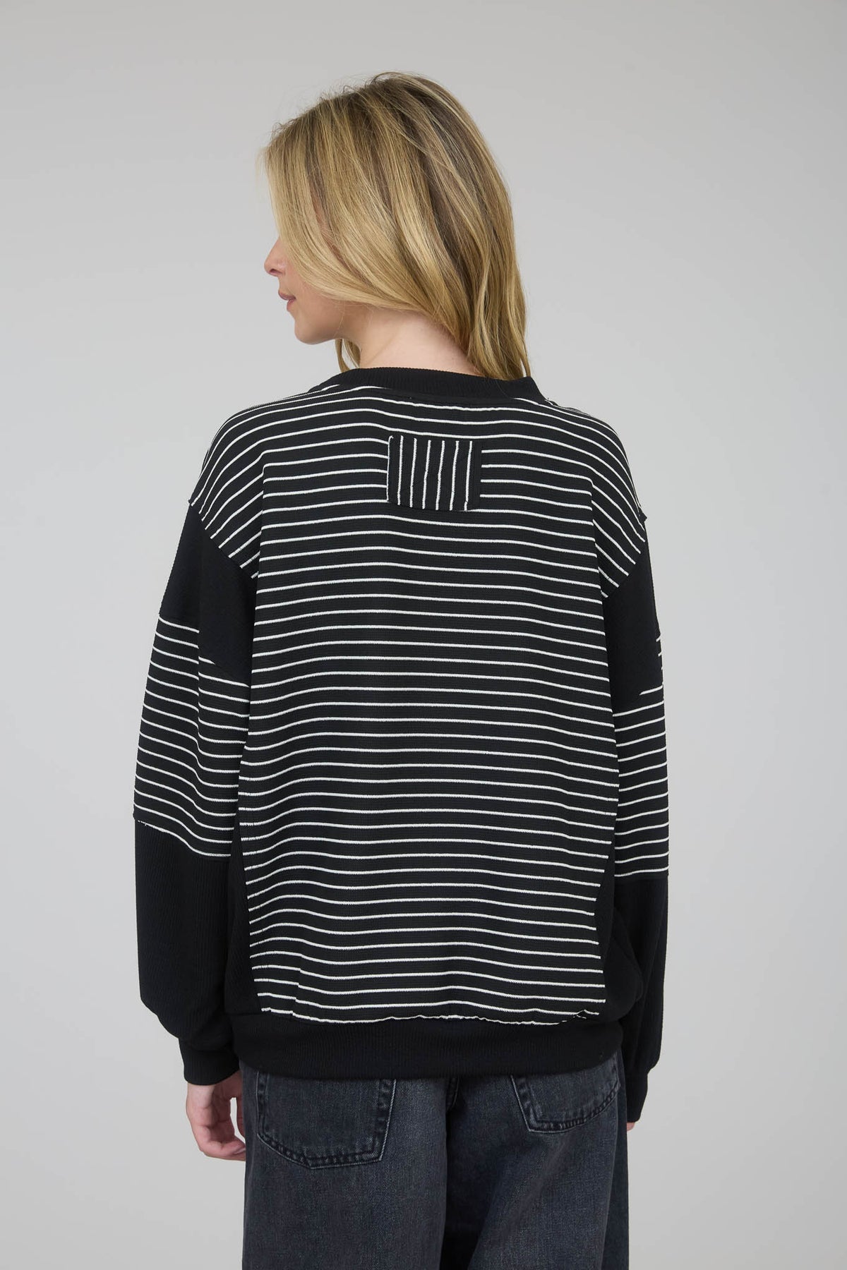Contrast Stripe Raw Edge Long Sleeve Knit Top BLACK